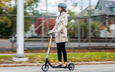 Barcelona regula el patinete eléctrico: obligará a llevar casco, luces, timbre y a tener un seguro