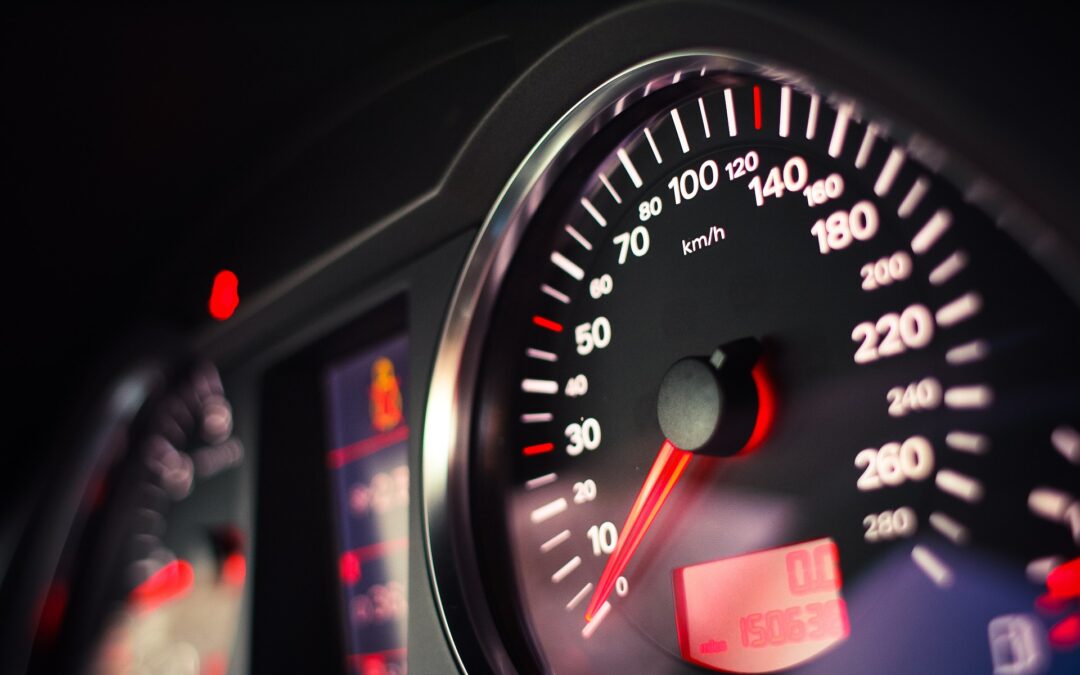Misterio: ¿Por qué el velocímetro del coche no marca la velocidad real?