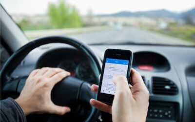 La DGT podrá multarte por conducir con el móvil en la mano aunque no lo estés utilizando: así tendrás que respetar esta nueva norma